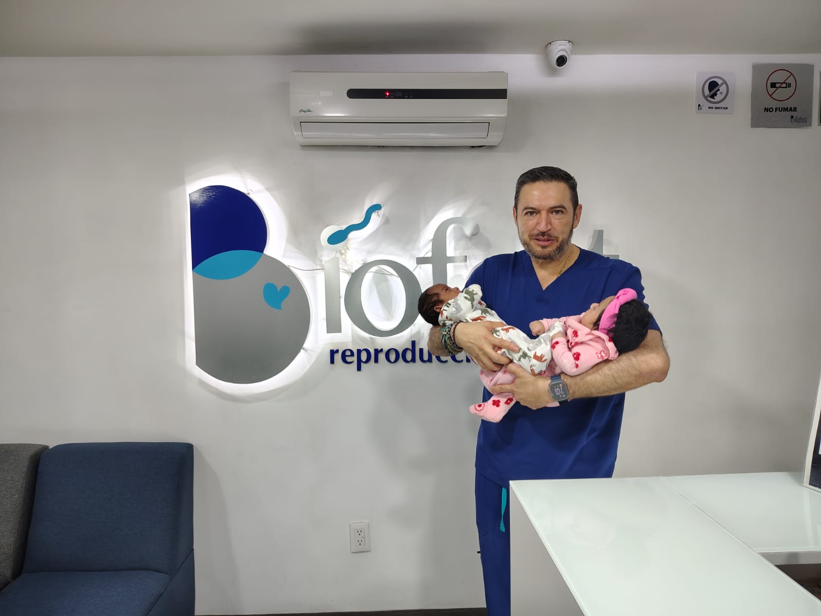 Especialista de Biofert con pacientes atendidos en su clínica de reproducción asistida