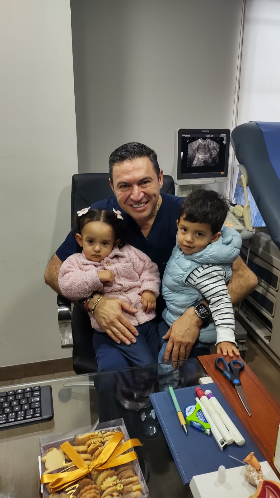Médico especialista de Biofert atendiendo con calidez a una familia